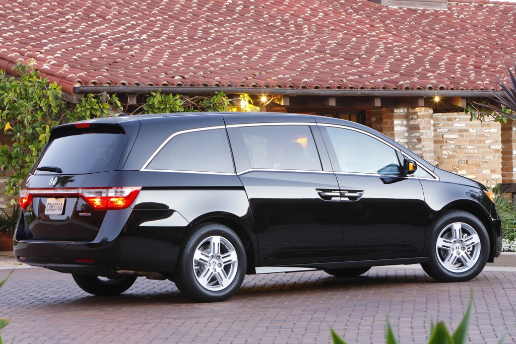 Top Fuel Efficient Suvinivans With 3 Row Seating For